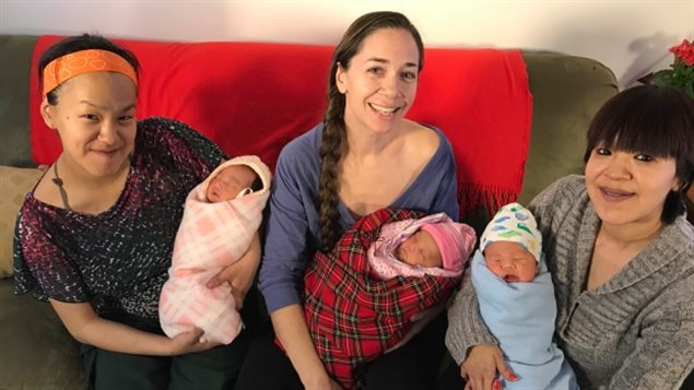 De gauche à droite : Jazlin Salluviniq, Mélanie Howell et Sarah Salluviniq avec leurs bébés