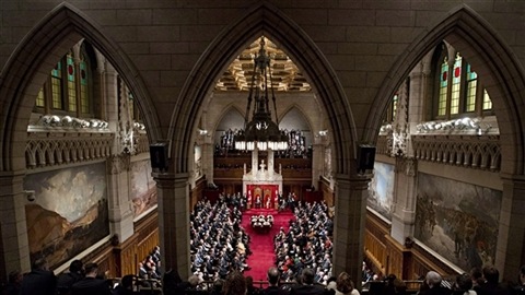 En plus du salaire de base de 142 400, le leader du gouvernement au Sénat reçoit une prime de 80 100 Presse canadienne/Sean Kilpatrick