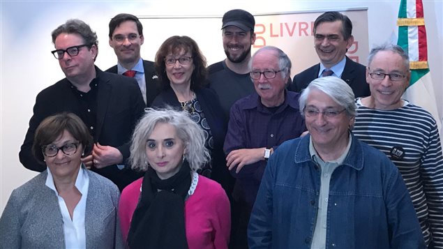 Organizadores, auspiciadores y autores participantes en el próximo Salón del Libro de Montreal. Entre ellos los escritores Douglas Kennedy, Catherine Mavrikakis, Norbert Spehner, David Goudreault, Carole David, Jacques Goldstyn, junto a Francine Bois, directora del evento y Agustín García López y Alejandro Estivill, embajador de México en Canadá y cónsul de México en Montreal, respectivamente. 