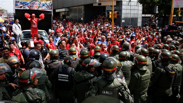 Partidarios del presidente Maduro manifiestan frente al edificio de la Asamblea Nacional en Caracas, Venezuela.