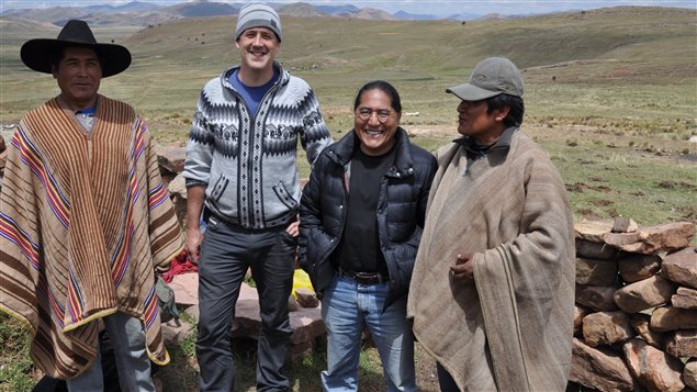 Eli Laliberté, Felix Atencio González con dos indígenas peruanos. 