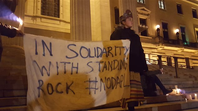 Vigilia delante de la Asamblea legislativa de Manitoba en solidaridad con los indígenas soiux  que llevan a cabo una larga protesta contra un oleoducto en Standing Rock.