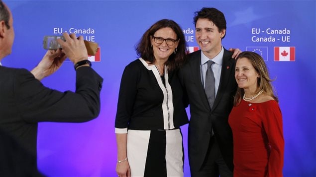 La commissaire européenne au Commerce Cecilia Malmstrom, le premier ministre canadien Justin Trudeau et sa ministre du Commerce international Chrystia Freeland
