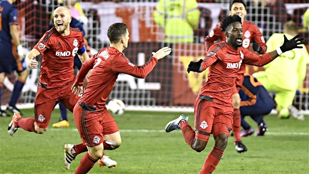Tosaint Ricketts (derecha) celebra el segundo gol en prolongación con sus compañeros.