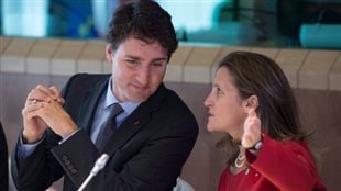 Chrystia Freeland en compagnie de Justin Trudeau.