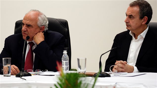 El ex presidente colombiano, Ernesto Samper (izq) Secretario General de UNASUR, y el ex primer ministro español José Luis Rodríguez Zapatero, durante el encuentro entre el gobierno venezolano y la oposición. 