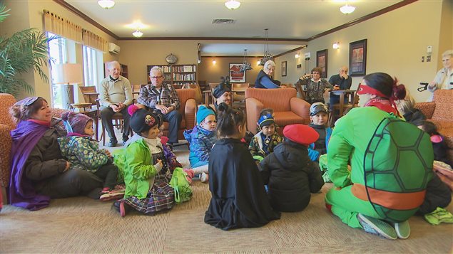 Les enfants du CPE Premier Pas en visite à la résidence Coin Saint-Paul de Trois-Rivières