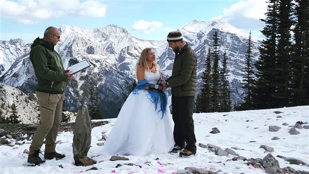 Un couple albertain se marie au sommet d’une montagne