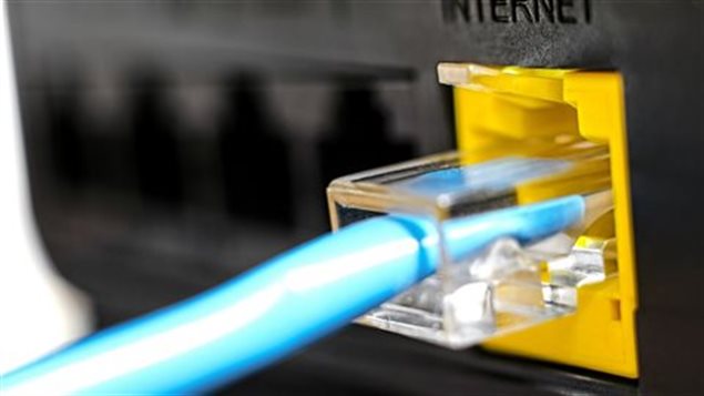 أمر مجلس البث الإذاعي والاتصالات الكندية بتوفير الحزمة العريضة للإنترنت لجميع الكنديين ضمن مهلة 10 سنوات إلى 15 سنة.