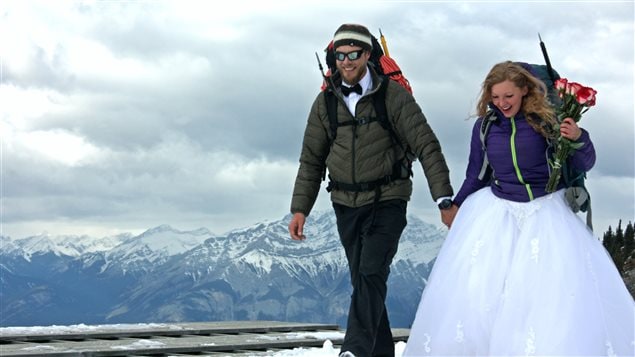 Un couple s’est uni par les liens du mariage au sommet d’une montagne à Canmore