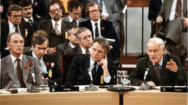 Le premier ministre Pierre Elliott Trudeau, le ministre des Finances Allan MacEachen et le premier ministre du Québec René Lévesque lors de la conférence de novembre 1981 Le premier ministre Pierre Elliott Trudeau, le ministre des Finances Allan MacEachen et le premier ministre du Québec René Lévesque lors de la conférence de novembre 1981