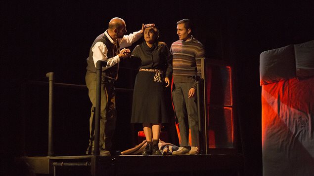 Pablo Diconca, Shanti Gonzales y Braulio Eliecer en la obra Hotel de los Refugiados.