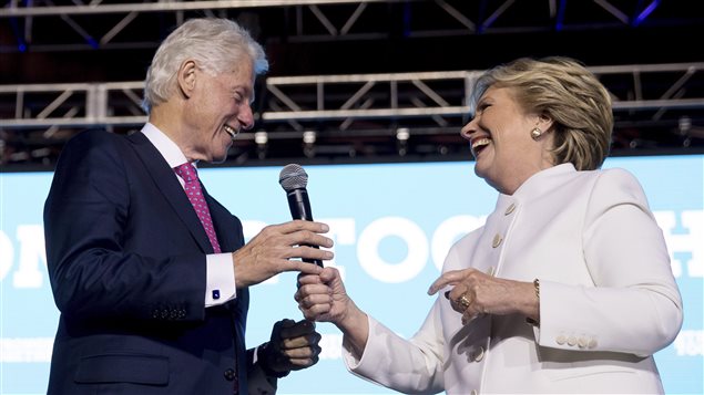 Parte de su fortuna los Clinton la deben al dinero que ganan en conferencias y presentaciones personales.