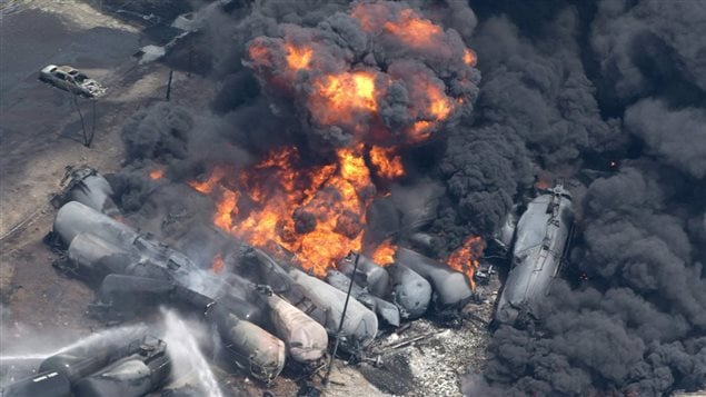 Des wagons en feu après le déraillement survenu à Lac-Mégantic le 6 juillet 2013.
