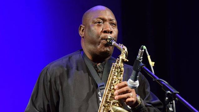 El saxofonista Alfred Thompson
