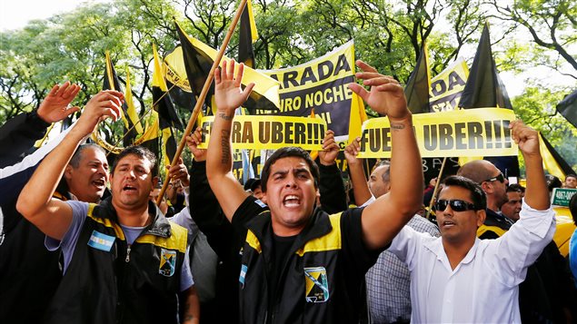 Choferes de Taxi de Buenos Aires protestan contra Uber. 