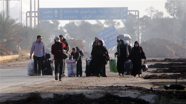 Civiles sirios huyen de la zona Dahiyet Assad, en la ciudad de Alepo.