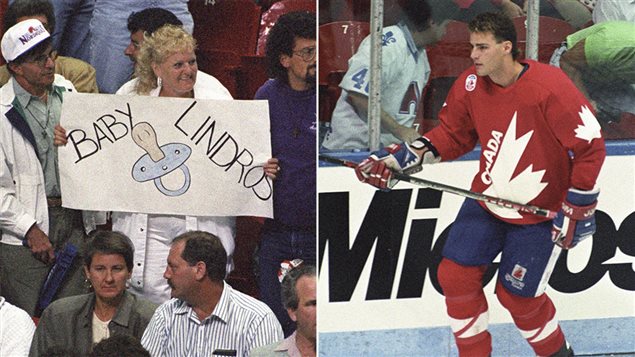 Des partisans des Nordiques narguent Eric Lindros lors de la coupe du Canada, à Québec, en septembre 1991. Des partisans des Nordiques narguent Eric Lindros lors de la coupe du Canada, à Québec, en septembre 1991.