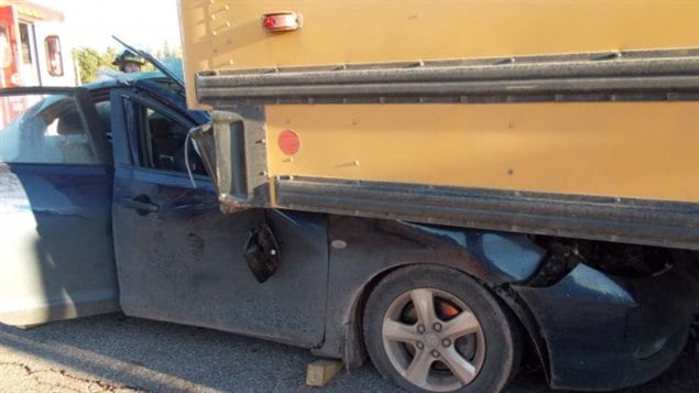 L’automobiliste a embouti l’arrière de l’autobus scolaire.