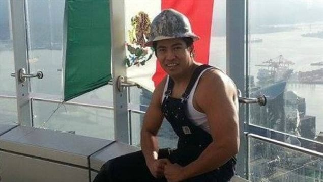 El mexicano canadiense Diego Reyna, en una estructura de acero, colgó una bandera mexicana en la parte superior del edificio Vancouver Trump Tower a principios de este año.