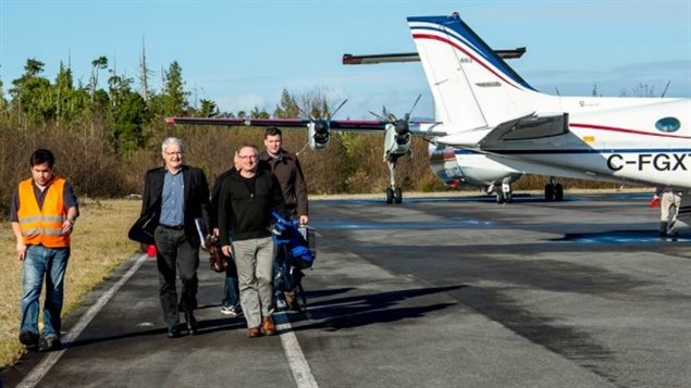 Le ministre des Transports Garneau en viste à Bella Bella en Colombie-Britannique. Le ministre des Transports Garneau en viste à Bella Bella en Colombie-Britannique.