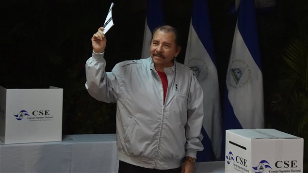 El presidente Daniel Ortega ejerciendo su derecho a voto. 