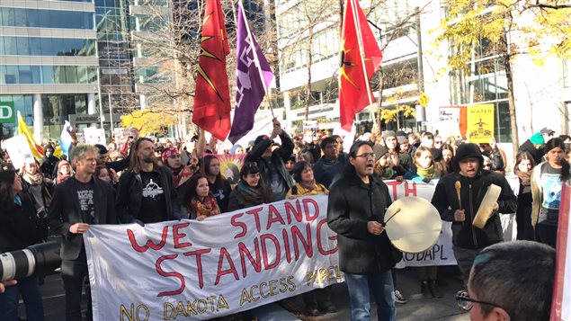 Indígenas mohawk a la cabeza de una marcha en Montreal, en apoyo a los indígenas sioux de Standing Rock que luchan contra la construcción de un oleoducto que pone en riesgo sus fuentes de agua.