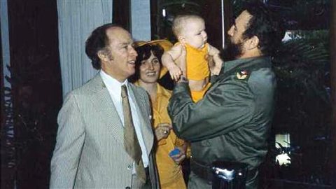 Fidel Castro prend dans ses bras Michel Trudeau, fils du premier ministre Pierre Elliott Trudeau, en janvier 1976.