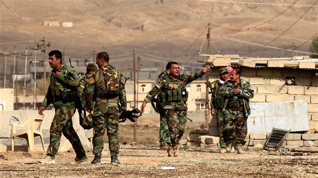 مقانلون من البشمركة الكردية في بعشيقة، شمال شرق الموصل في شمال العراق (أرشيف)