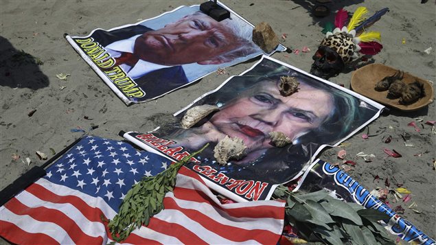 Chamanes en Perú ofician ritual con fotos de Hillary Clinton y Donald Trump en una playa de Lima, este lunes 7 de noviembre 2016.