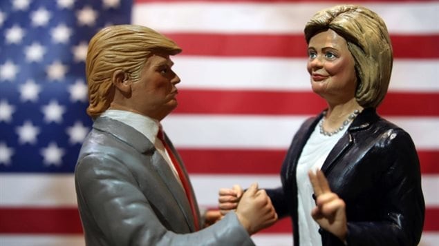 مجسمان للمرشحيْن الرئيسييْن في الانتخابات الرئاسية الأميركية، الديمقراطية هيلاري كلينتون والجمهوري دونالد ترامب