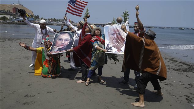 Chamanes en Perú ofician ritual con fotos de Hillary Clinton y Donald Trump en una playa de Lima, este lunes 7 de noviembre 2016.