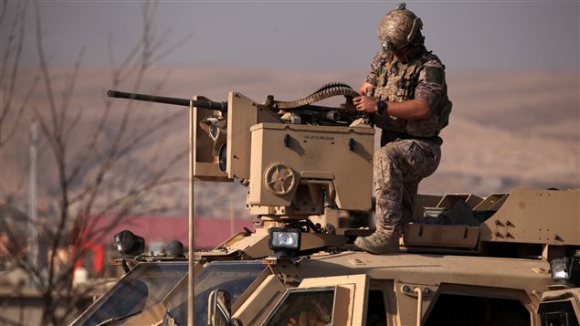 Un soldado estadounidense participando en operaciones militares en Irak.