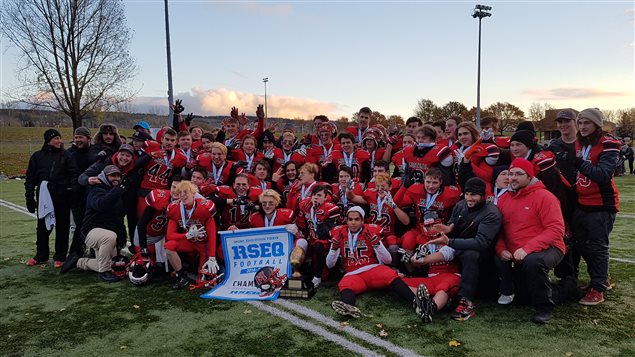 Les joueurs du Monark de l'Ecole le Mistral de Mont-Joli avec trophée et bannière Les joueurs du Monark de l'Ecole le Mistral de Mont-Joli avec trophée et bannière