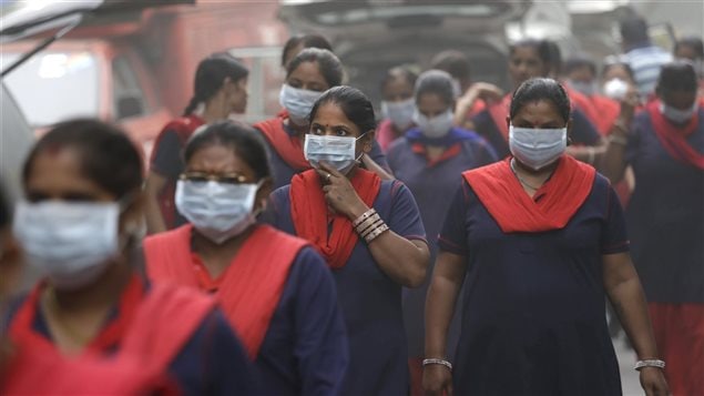 Les autorités indiennes demandent aux gens de rester chez eux. Les habitants de New Delhi se sont rués sur les boutiques vendant des masques. Les autorités indiennes demandent aux gens de rester chez eux. Les habitants de New Delhi se sont rués sur les boutiques vendant des masques.