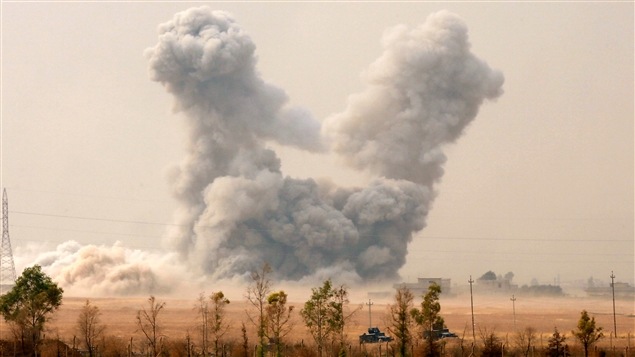 دخان كثيف يتصاعد بعد عمليّة أميركيّة في ضواحي الموصل في 24-10-2016