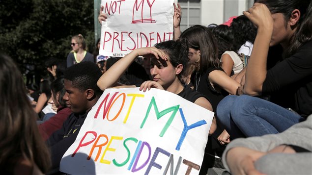 1500 élèves du secondaire de la ville de Berkeley en Californie ont exprimé leur mécontentement mercredi 9 novembre après les résultats de l’élection présidentielle.