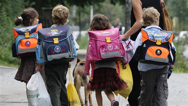 Des enfants marchant vers l’école 
