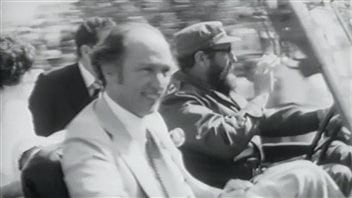Pierre Elliott Trudeau et son épouse Margaret dans la jeep conduite par Fidel Castro en janvier 1976. 