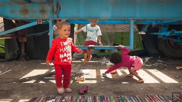 Des enfants dans un camp de réfugiés en Grèce