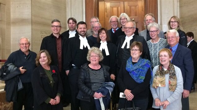 Des avocats de la Fédération, des enseignants et des chefs syndicaux à la Cour suprême du Canada 