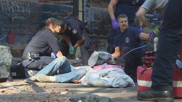 Des ambulanciers tentent de ranimer une personne victime d’une surdose.