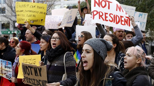 Manifestantes en Estados Unidos expresan su rechazo al candidato electo, Donald Trump.