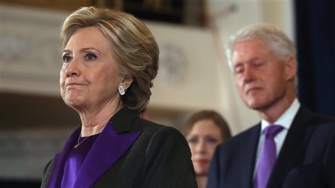 Hillary Clinton en compagnie de son mari, l’ex-président Bill Clinton, et de sa fille, Chelsea, le 10 novembre 2016.