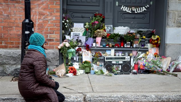 Homenaje de los canadienses a la puerta de la residencia de Leonard Cohen en Montreal