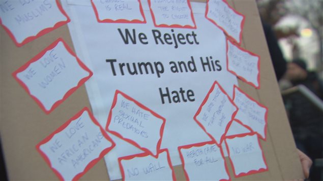 Cartel durante una manifestación contra Trump en Ottawa