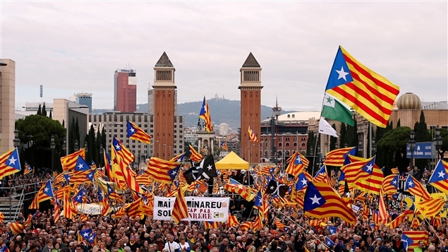Des milliers d’indépendantistes catalans manifestent dans les rues de Barcelone.