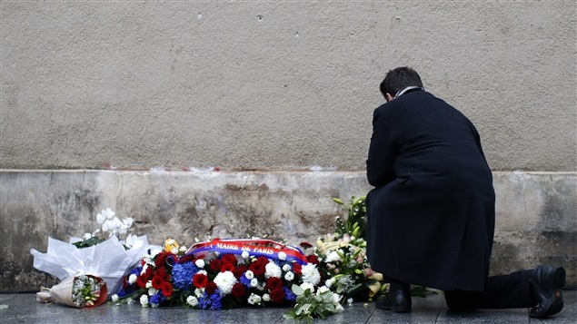 Les Français rendent hommage aux victimes des attentats du 13 novembre 2015 Les Français rendent hommage aux victimes des attentats du 13 novembre 2015