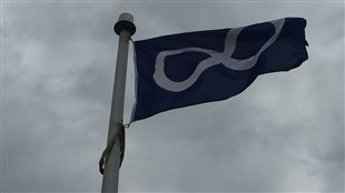Le drapeau métis dans le vent. Photo : Radio-Canada/Claude Gagnon
