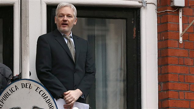 Julian Assange en el balcón de la embajada de Ecuador en Londres. 